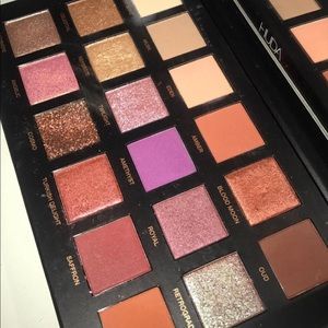 Huda beauty eyeshadow pallet